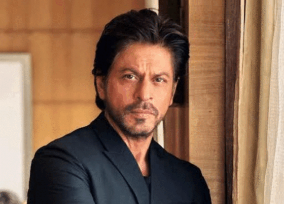 शाहरुख की गाड़ी का लड़की ने पीछा किया:हाय बोलने के लिए एक्टर के रॉल्स रॉयस का ऑटो से पीछा करते दिखी, वीडियो वायरल