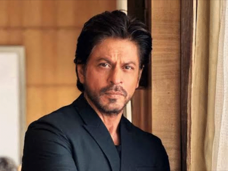 शाहरुख की गाड़ी का लड़की ने पीछा किया:हाय बोलने के लिए एक्टर के रॉल्स रॉयस का ऑटो से पीछा करते दिखी, वीडियो वायरल