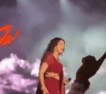 लाइव शो में जैस्मिन सैंडलस ने रोका गाना:दिल्ली में सिंगर बोलीं- ‘लड़कियां सेफ नहीं तो मैं गाना नहीं गाऊंगी’