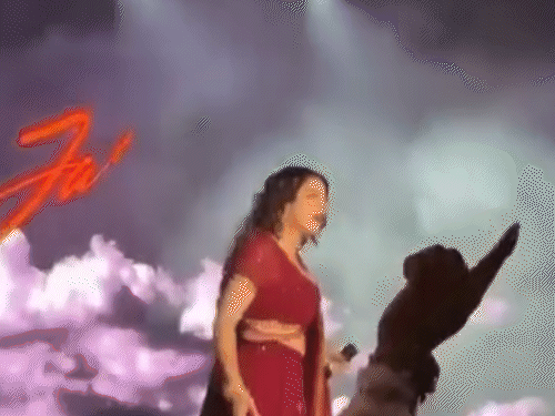 लाइव शो में जैस्मिन सैंडलस ने रोका गाना:दिल्ली में सिंगर बोलीं- ‘लड़कियां सेफ नहीं तो मैं गाना नहीं गाऊंगी’