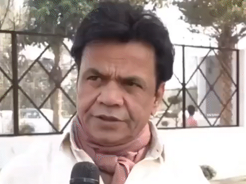 एक्टर राजपाल यादव बोले- जेलों में स्मोकिंग जोन बनना चाहिए:मैं सिगरेट नहीं छोड़ पा रहा; तिहाड़ से रिहा होकर शाहजहांपुर पहुंचे