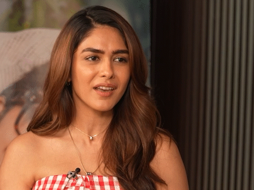 धनुष संग शादी की अफवाह पर बोलीं मृणाल ठाकुर:अफवाहें खबर नहीं होतीं, मुझे प्रेग्नेंट बता दिया जाता है, सोशल मीडिया पर सब सच नहीं