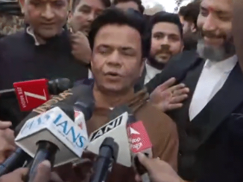 अंतरिम जमानत के बाद जेल से बाहर आए राजपाल यादव:कहा- आरोपों के खिलाफ हर जगह जवाब देने के लिए उपलब्ध हूं