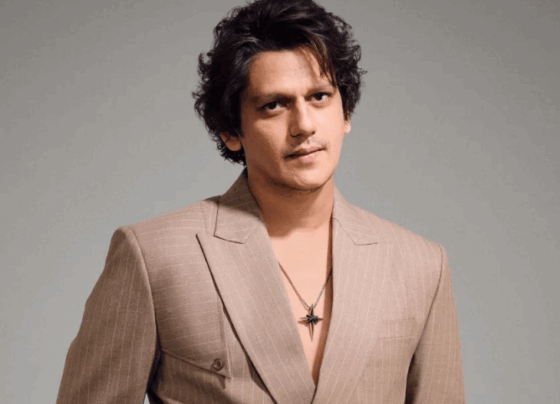 विजय वर्मा ने दिया नए रिलेशनशिप का हिंट:वैलेंटाइन्स डे पर मिस्ट्री गर्ल का हाथ थामे दिखे, बाद में निकला प्रैंक; कुछ महीने पहले तमन्ना से हुआ ब्रेकअप