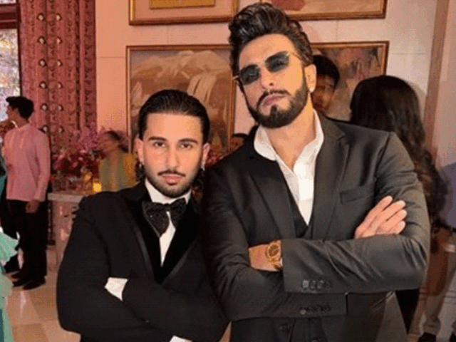 धमकी मिलने के बाद रणवीर सिंह की पहली पब्लिक अपीयरेंस:ग्रैंड वेडिंग में ओरी के साथ पोज देते दिखे एक्टर