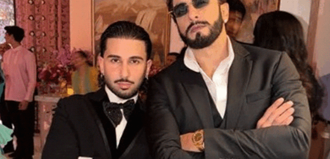 धमकी मिलने के बाद रणवीर सिंह की पहली पब्लिक अपीयरेंस:ग्रैंड वेडिंग में ओरी के साथ पोज देते दिखे एक्टर