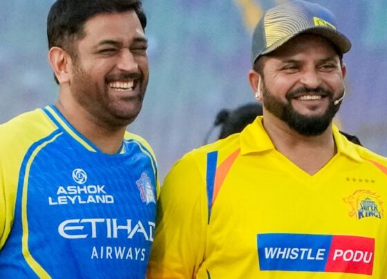 CSK रीयूनियन में धोनी-ब्रावो का चैंपियन गाने पर डांस:सुरेश रैना को गले लगाया; चेपॉक स्टेडियम में संजू-दुबे को सम्मानित किया गया