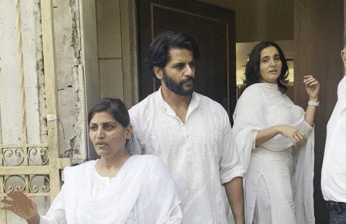 करणवीर बोहरा के पिता महेंद्र बोहरा की प्रेयर मीट:हेलेन और मुकेश खन्ना समेत कई सेलेब्स श्रद्धांजलि देने पहुंचे