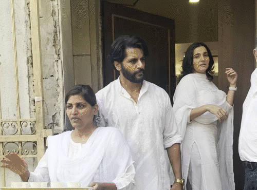 करणवीर बोहरा के पिता महेंद्र बोहरा की प्रेयर मीट:हेलेन और मुकेश खन्ना समेत कई सेलेब्स श्रद्धांजलि देने पहुंचे