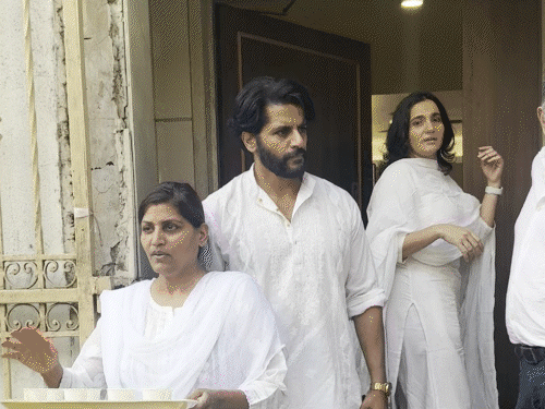 करणवीर बोहरा के पिता महेंद्र बोहरा की प्रेयर मीट:हेलेन और मुकेश खन्ना समेत कई सेलेब्स श्रद्धांजलि देने पहुंचे