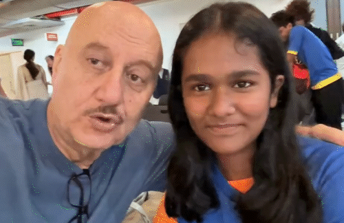 अनुपम खेर दिवंगत सतीश कौशिक की बेटी के स्कूल पहुंचे:वंशिका की प्ले की परफॉर्मेंस देखकर बोले- जिंदगी की सबसे बड़ी खुशी मिली