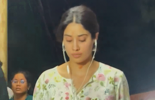 नंगे पैर तिरुमला मंदिर पहुंचीं जाह्नवी कपूर:3550 सीढ़ियां चढ़कर मनाया जन्मदिन, भगवान वेंकटेश्वर के दर्शन किए