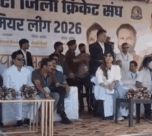 शिल्पा शेट्टी को देखने के लिए पुलिस से भिड़े लोग:स्टेज पर चढ़ने लगे, धक्का-मुक्की हुई; मैच के बीच मैदान में घुसे