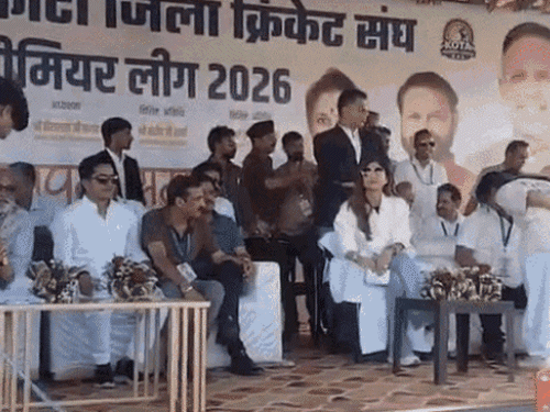 शिल्पा शेट्टी को देखने के लिए पुलिस से भिड़े लोग:स्टेज पर चढ़ने लगे, धक्का-मुक्की हुई; मैच के बीच मैदान में घुसे