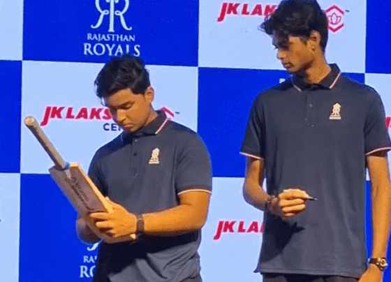 IPL- राजस्थान रॉयल्स ने लॉन्च की नीली जर्सी:मैदान में पिंक जर्सी में ही उतरेगी टीम; जडेजा बोले- मैं ’अल्ट्रा यंग’ खिलाड़ियों के साथ खेल रहा