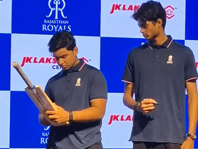 IPL- राजस्थान रॉयल्स ने लॉन्च की नीली जर्सी:मैदान में पिंक जर्सी में ही उतरेगी टीम; जडेजा बोले- मैं ’अल्ट्रा यंग’ खिलाड़ियों के साथ खेल रहा