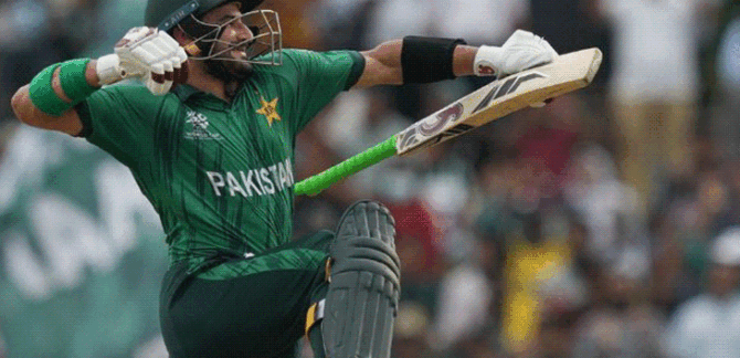 पाकिस्तान के फरहान टी-20 रैकिंग में अभिषेक के करीब पहुंचे:अब सिर्फ 26 पॉइंट्स का फासला; बॉलर्स में वरुण चक्रवर्ती टॉप पर मौजूद