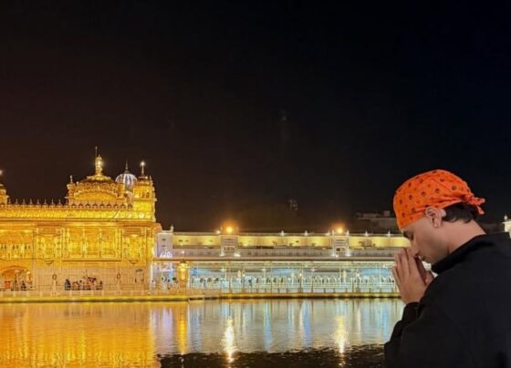 क्रिकेटर अभिषेक शर्मा ने अमृतसर में टेका मत्था:टी-20 वर्ल्ड कप फाइनल के बाद आए, मां के साथ धार्मिक स्थलों के किए दर्शन