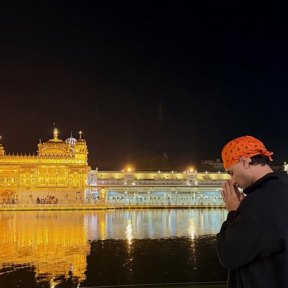 क्रिकेटर अभिषेक शर्मा ने अमृतसर में टेका मत्था:टी-20 वर्ल्ड कप फाइनल के बाद आए, मां के साथ धार्मिक स्थलों के किए दर्शन