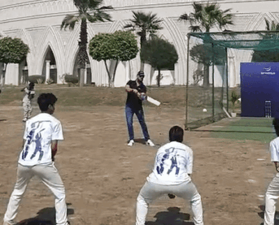 लखनऊ में बच्चों संग खेले युवराज सिंह:लड़कियों को मोटिवेट कर बोले- अच्छा कैच पकड़ा, लड़कों कुछ सीख लो