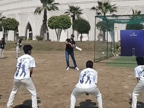 लखनऊ में बच्चों संग खेले युवराज सिंह:लड़कियों को मोटिवेट कर बोले- अच्छा कैच पकड़ा, लड़कों कुछ सीख लो