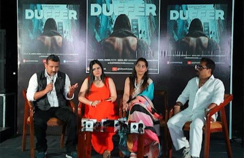 धुरंधर जैसी स्पाई थ्रिलर ट्रेंड में ‘डफर’ का टीजर-पोस्टर जारी:मुख्य किरदार का चेहरा छिपा, सस्पेंस और लीड रोल ने अटकलें बढ़ाईं