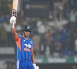 दुबे टी-20 वर्ल्डकप जीतने के बाद ट्रेन से मुंबई पहुंचे:अपर बर्थ पर छिपकर सफर किया, पत्नी ने TTE से पहचान छिपाई