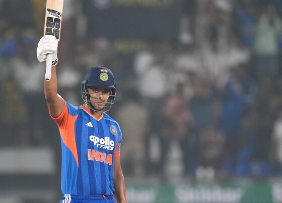 दुबे टी-20 वर्ल्डकप जीतने के बाद ट्रेन से मुंबई पहुंचे:अपर बर्थ पर छिपकर सफर किया, पत्नी ने TTE से पहचान छिपाई