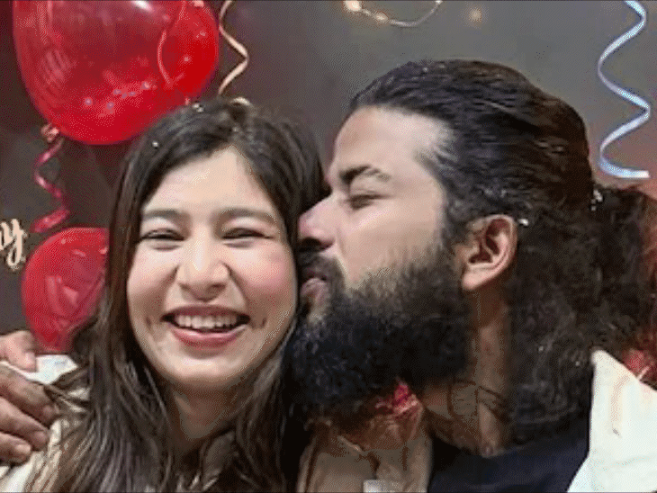 अनुराग डोभाल और रितिका चौहान बने पेरेंट्स:राम नवमी पर बेटे का जन्म, यूट्यूबर ने अस्पताल से व्हीलचेयर पर गोद में लेकर फोटो साझा की