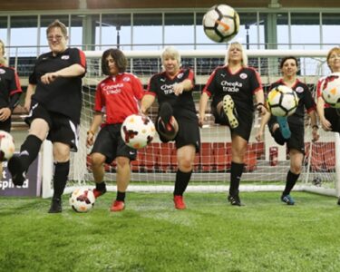 वेटरन विमंस क्लब- फुटबॉल की ‘खोई हुई’ पीढ़ी की वापसी:46 की उम्र में पहली बार पहनी किट तो छलके आंसू; खेलने से महरूम रहीं महिलाएं मैदान पर