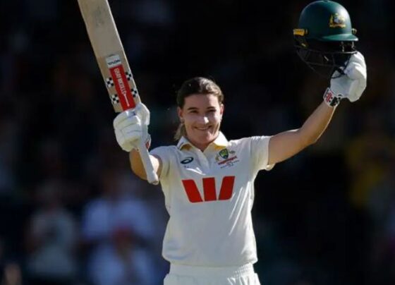 भारतीय विमेंस इकलौते टेस्ट में बड़ी हार के करीब:दूसरी पारी में 6 विकेट गंवाए; ऑस्ट्रेलिया ने पहली पारी में 323 रन बनाए थे