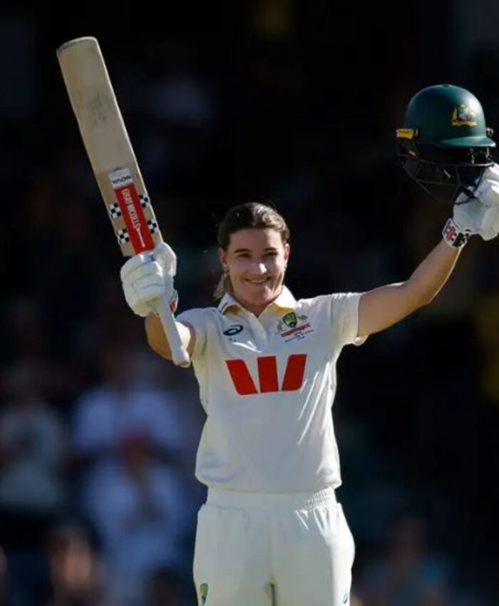 भारतीय विमेंस इकलौते टेस्ट में बड़ी हार के करीब:दूसरी पारी में 6 विकेट गंवाए; ऑस्ट्रेलिया ने पहली पारी में 323 रन बनाए थे