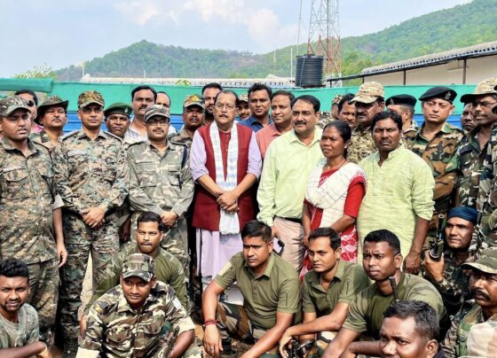 क्या झारखंड पूरी तरह नक्सल मुक्त हुआ? बुढ़ा पहाड़ पहुंचे मंत्री, बोले—अभी नहीं हटेंगे सुरक्षा बल