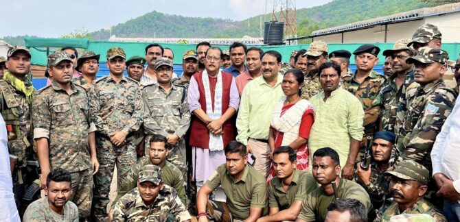 क्या झारखंड पूरी तरह नक्सल मुक्त हुआ? बुढ़ा पहाड़ पहुंचे मंत्री, बोले—अभी नहीं हटेंगे सुरक्षा बल