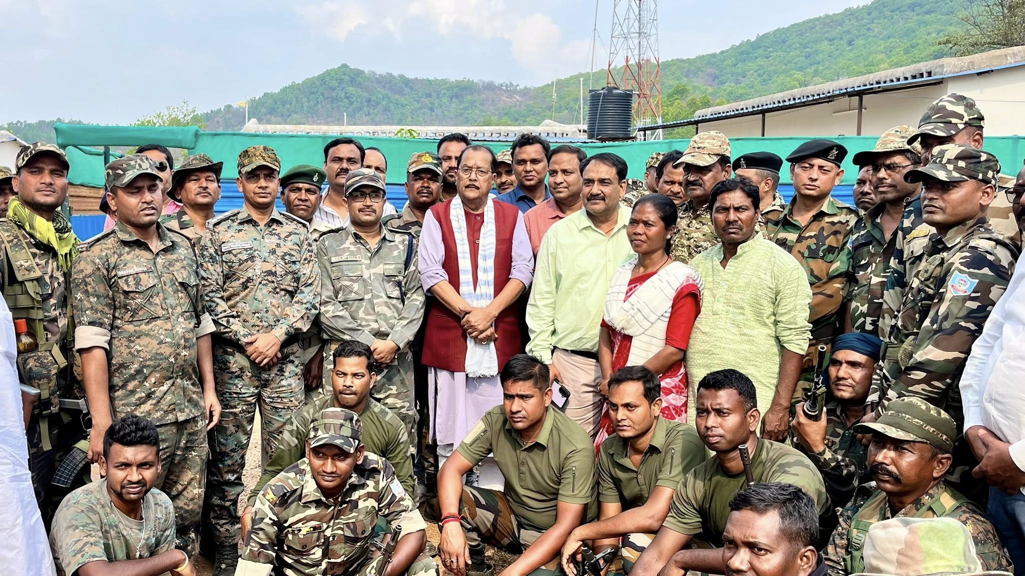 क्या झारखंड पूरी तरह नक्सल मुक्त हुआ? बुढ़ा पहाड़ पहुंचे मंत्री, बोले—अभी नहीं हटेंगे सुरक्षा बल