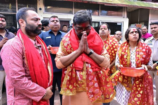 Hemant Soren Kamakhya Visit: सीएम हेमंत सोरेन ने मां कामाख्या मंदिर में की पूजा, झारखंड की खुशहाली की मांगी दुआ