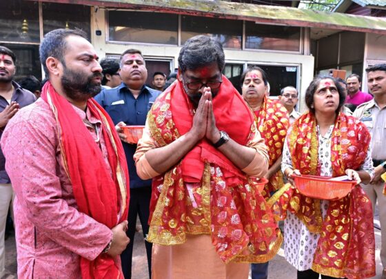 Hemant Soren Kamakhya Visit: सीएम हेमंत सोरेन ने मां कामाख्या मंदिर में की पूजा, झारखंड की खुशहाली की मांगी दुआ