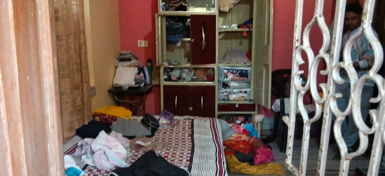 जामताड़ा में रात के अंधेरे में बड़ी चोरी! ग्रील काटकर घर में घुसे चोर, लाखों के जेवरात लेकर फरार