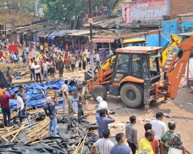 रजरप्पा मंदिर क्षेत्र में चला बुलडोजर: हाईकोर्ट के आदेश पर 254 दुकानें हटाईं, दुकानदारों ने पुनर्वास की मांग की
