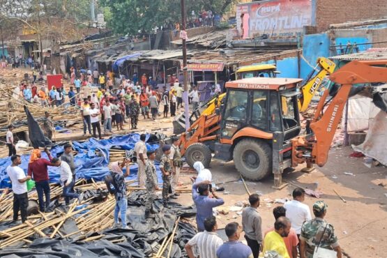 रजरप्पा मंदिर क्षेत्र में चला बुलडोजर: हाईकोर्ट के आदेश पर 254 दुकानें हटाईं, दुकानदारों ने पुनर्वास की मांग की