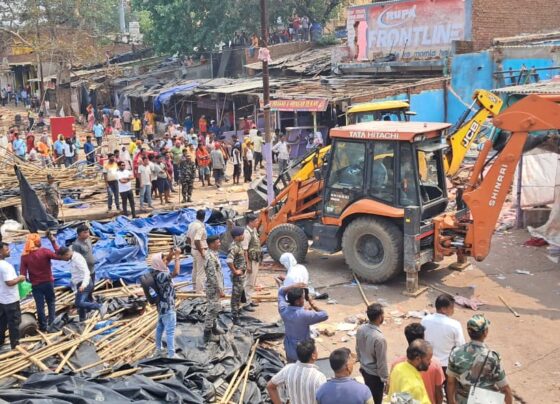 रजरप्पा मंदिर क्षेत्र में चला बुलडोजर: हाईकोर्ट के आदेश पर 254 दुकानें हटाईं, दुकानदारों ने पुनर्वास की मांग की
