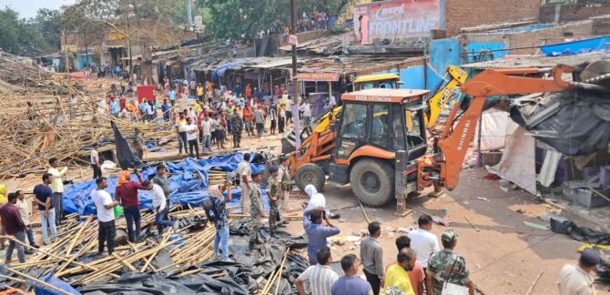रजरप्पा मंदिर क्षेत्र में चला बुलडोजर: हाईकोर्ट के आदेश पर 254 दुकानें हटाईं, दुकानदारों ने पुनर्वास की मांग की
