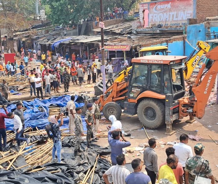 रजरप्पा मंदिर क्षेत्र में चला बुलडोजर: हाईकोर्ट के आदेश पर 254 दुकानें हटाईं, दुकानदारों ने पुनर्वास की मांग की