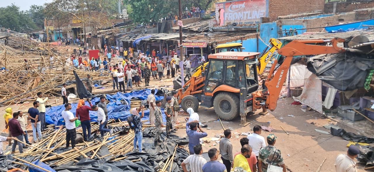 रजरप्पा मंदिर क्षेत्र में चला बुलडोजर: हाईकोर्ट के आदेश पर 254 दुकानें हटाईं, दुकानदारों ने पुनर्वास की मांग की