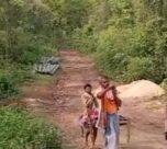 Saraikela Road Issues: सड़क के अभाव में खटिया बनी सहारा