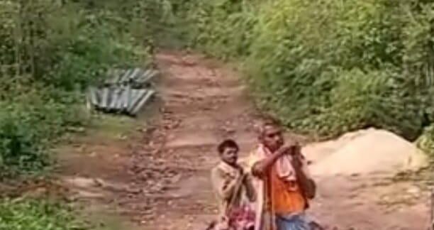 Saraikela Road Issues: सड़क के अभाव में खटिया बनी सहारा