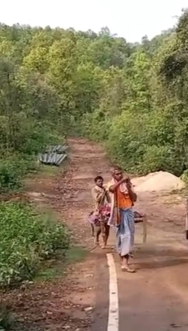 Saraikela Road Issues: सड़क के अभाव में खटिया बनी सहारा