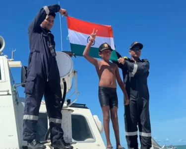 7 साल के इशांक सिंह ने रचा इतिहास: 9 घंटे 50 मिनट में 29 KM तैरकर बनाया वर्ल्ड रिकॉर्ड