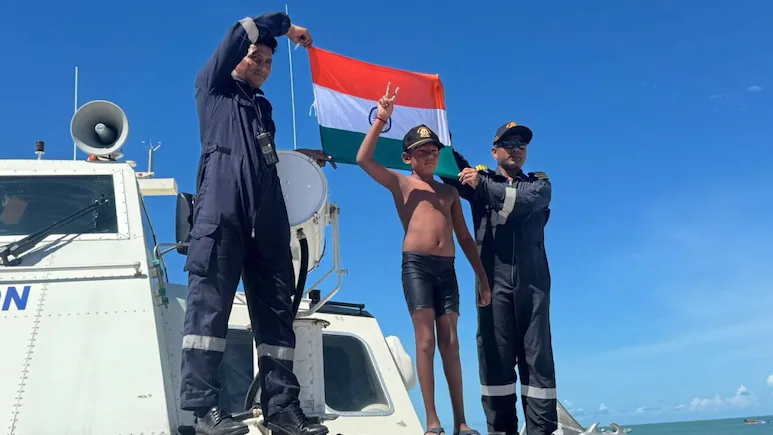 7 साल के इशांक सिंह ने रचा इतिहास: 9 घंटे 50 मिनट में 29 KM तैरकर बनाया वर्ल्ड रिकॉर्ड