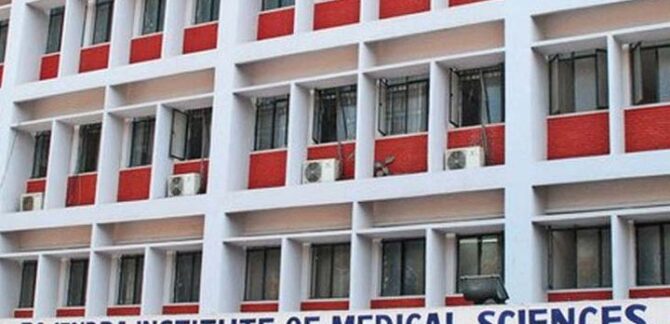 RIMS Ranchi Lift Problem: गुटखा और पान मसाला बना मरीजों की परेशानी का कारण, बार-बार खराब हो रही लिफ्टें